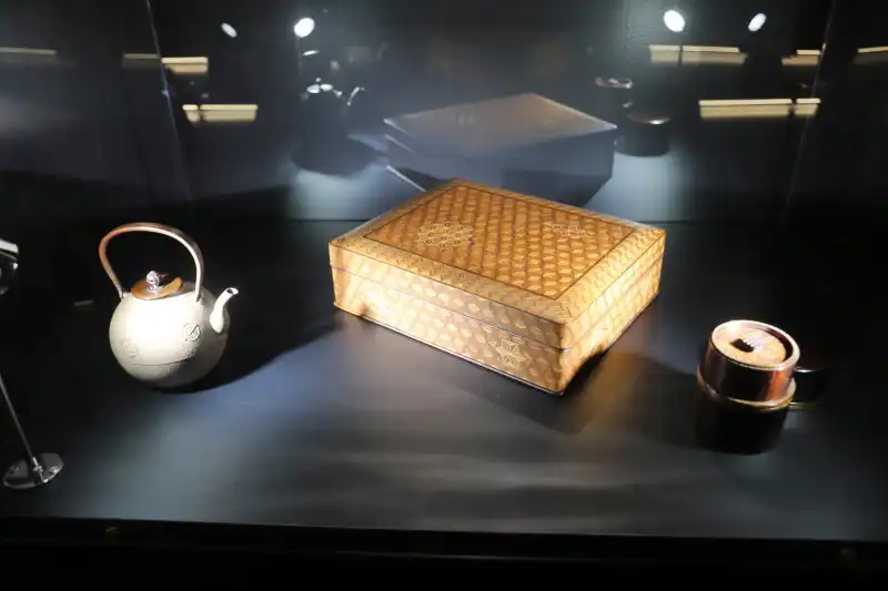 展示物は左側から南部鉄器、箱根寄木細工、樺細工