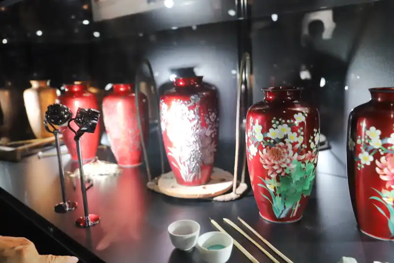 華やかな図柄が特徴となっている尾張七宝（おわりしっぽう）