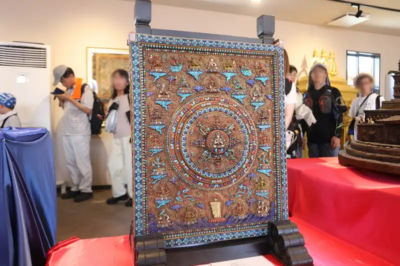 中心に大日如来仏が配置されている立体曼荼羅