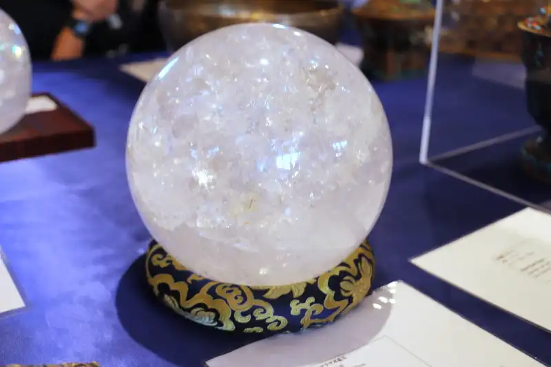 負のエネルギーを取り除くとされるヒマラヤ水晶玉