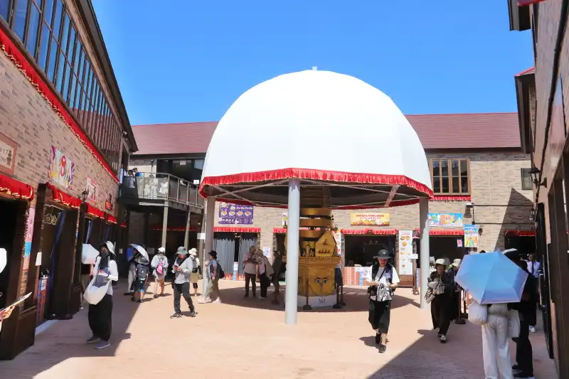 小さなショップがたくさん立ち並ぶ、中庭スペース