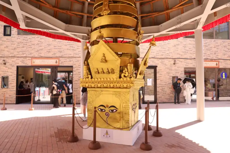 中庭の中央に建てられている仏舎利塔風のモニュメント
