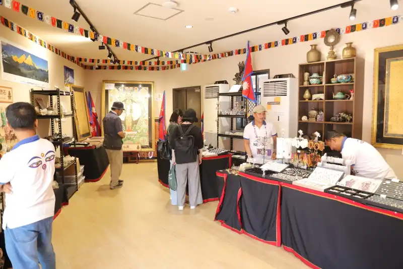 グッズやアクセサリーを販売する、おみやげショップ