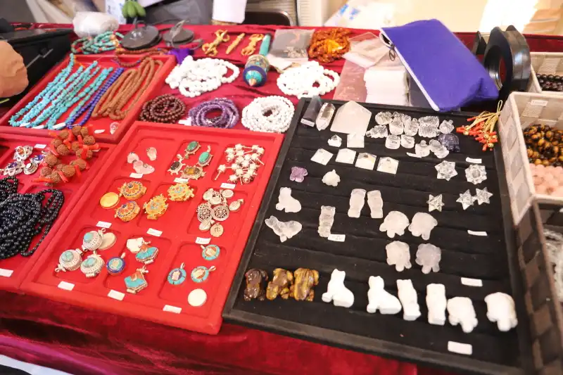 ヒマラヤ天然石を使った工芸品などアクセサリーも豊富