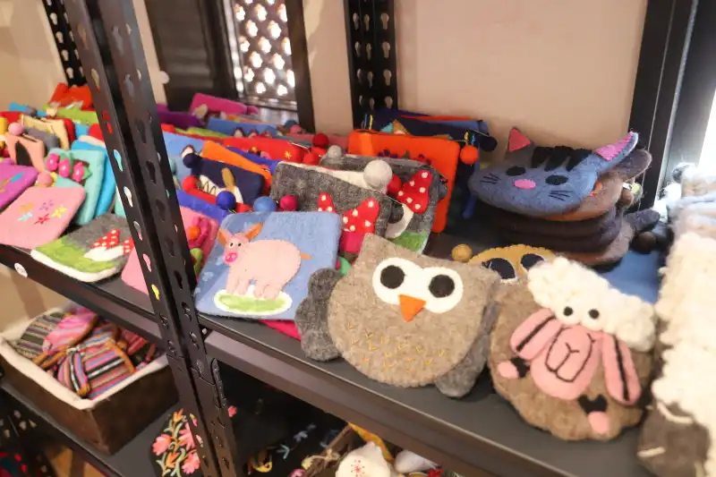 ヒマラヤ天然石を使った工芸品などアクセサリーも豊富