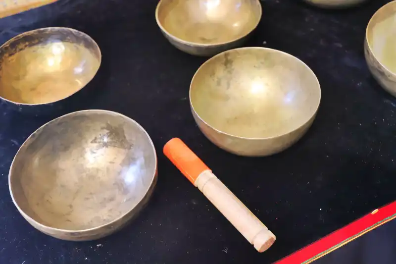 縁を棒で擦ると独特な音を奏でるシンギングボウルも展示販売