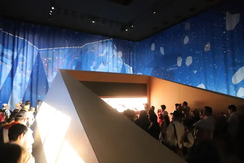 館内はライトが落とされて暗く、展示中心のパビリオン