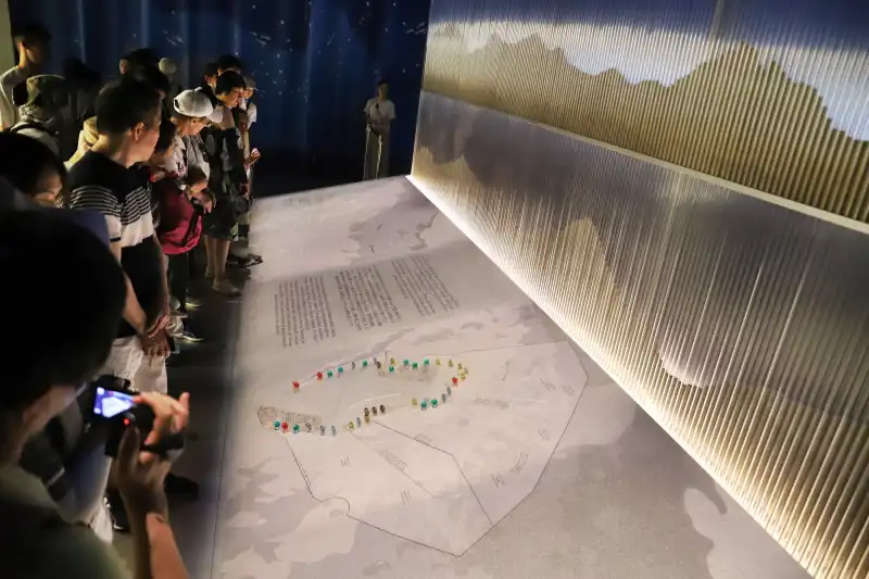 ペルシャ湾の真珠採取や漁業など人口の90%以上が暮らす海岸線を紹介