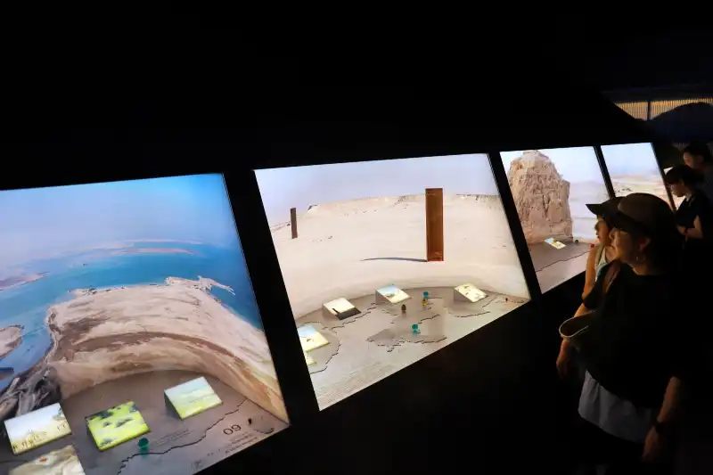 都市・遺跡・観光地など代表的な場所を美しい写真で展示