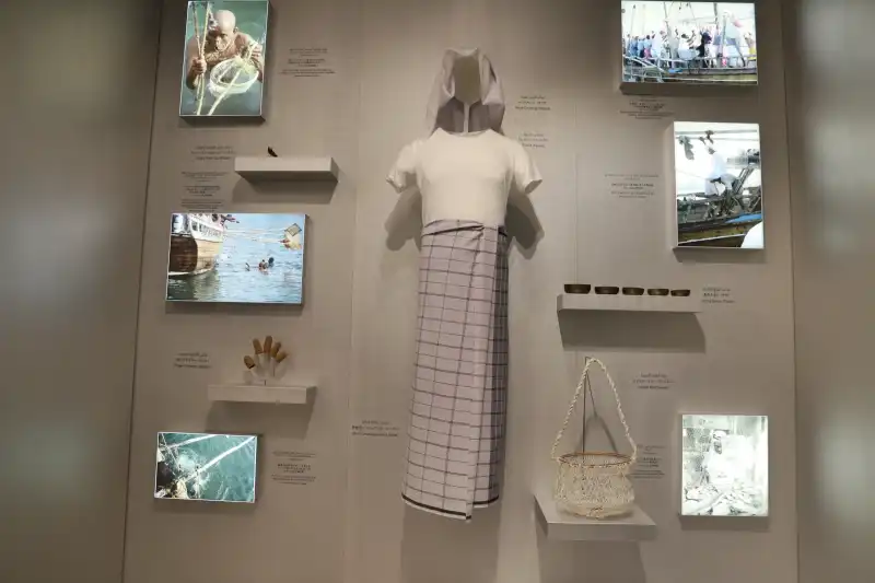 海で浸かっていた道具や網など真珠採取の展示コーナー