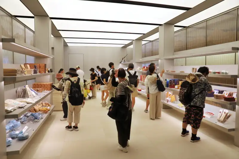 おみやげ品を販売するオフィシャルショップ