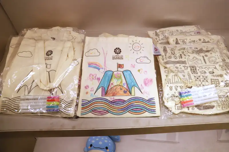 付属のペンで色塗りができるトートバッグ