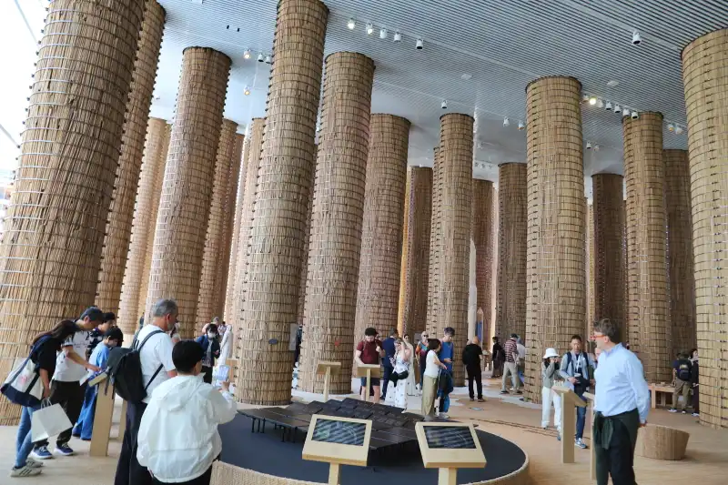 ドライフルーツで有名なデーツの木、ナツメヤシの柱が立つ館内