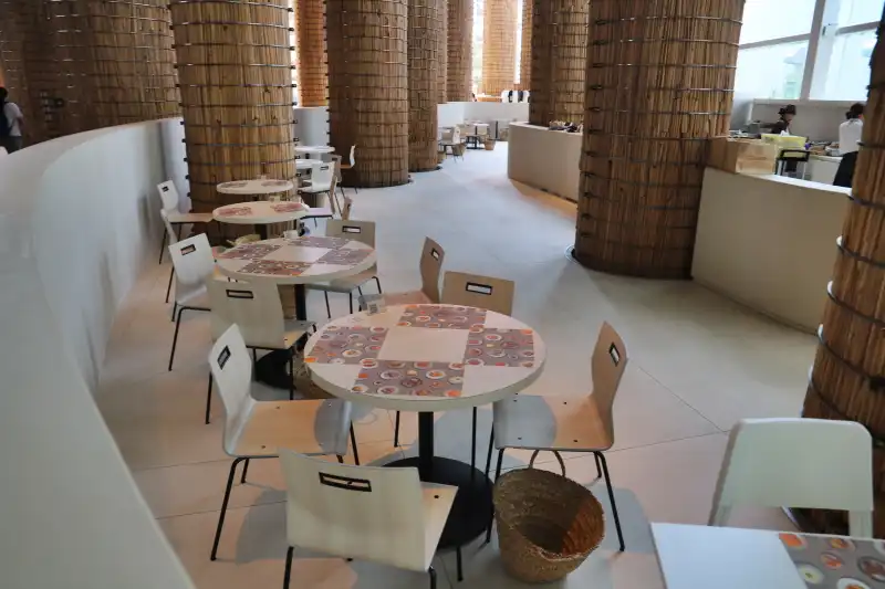 伝統的なエミラティ料理が味わえるレストラン