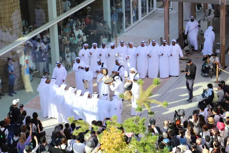 パビリオン前で伝統舞踊アヤラを歌と踊りで披露