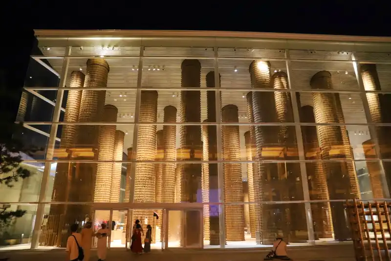 照明で美しくライトアップされる夜のUAEパビリオン