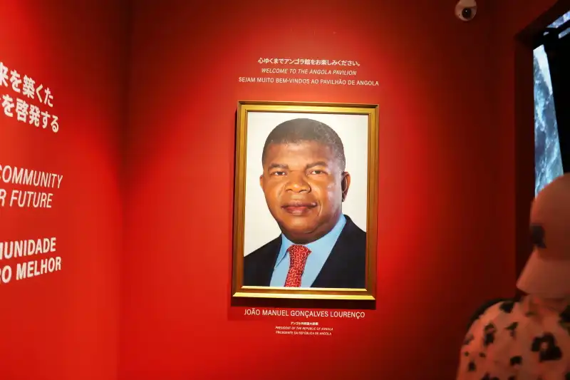 館内に入ると写真が掲げられているジョアン・ロウレンソ大統領