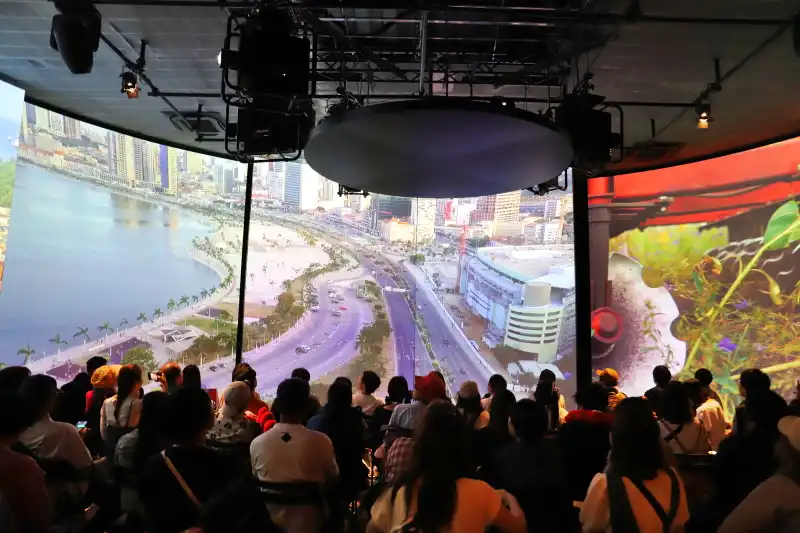 アンゴラの街並みや医療現場を紹介する映像シアター