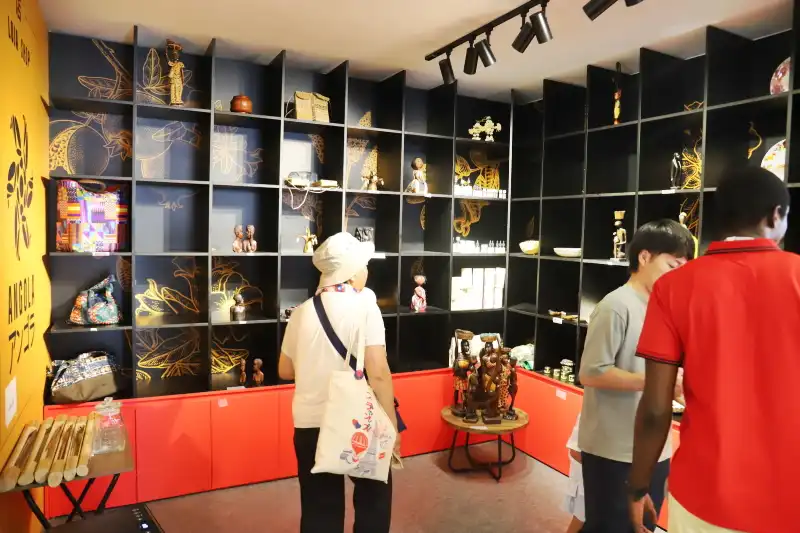 伝統工芸品やアクセサリーが並ぶ、おみやげショップ