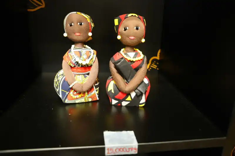 アフリカらしいデザインのものが多く、ユニークなお土産品を販売