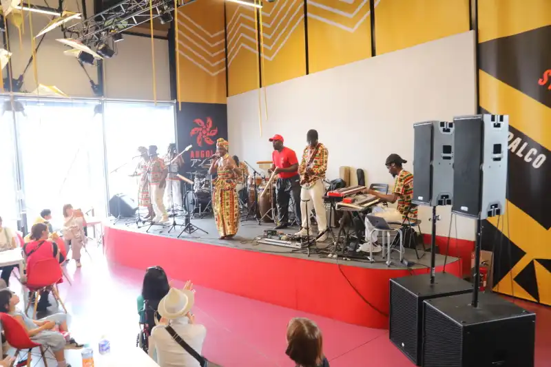 ライブパフォーマンスが行われる室内ステージ