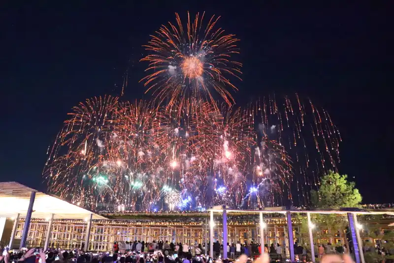 パビリオンから出ると、タイミング良く見ることのできた花火