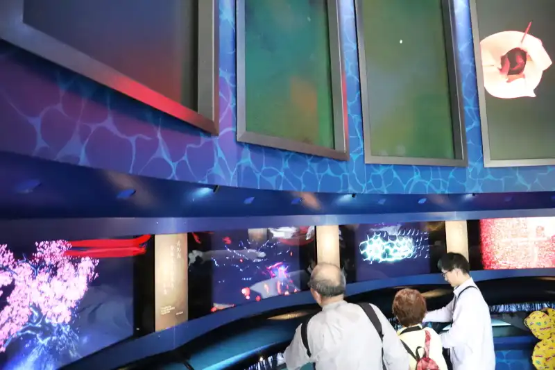 たくさんのモニターに自然を映し出す本館の展示室