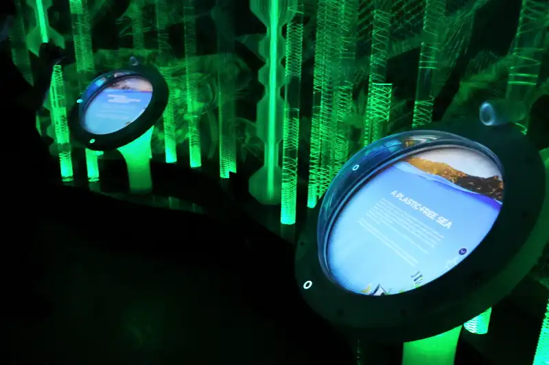 海や魚など地中海の自然を紹介する丸いモニター