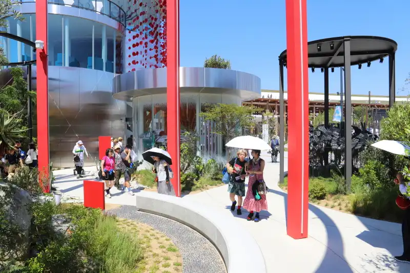 散策できるように様々な展示を行う屋外のガーデンスペース