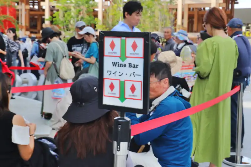 グランクリュのワインやコニャックのあるワインバーも完備