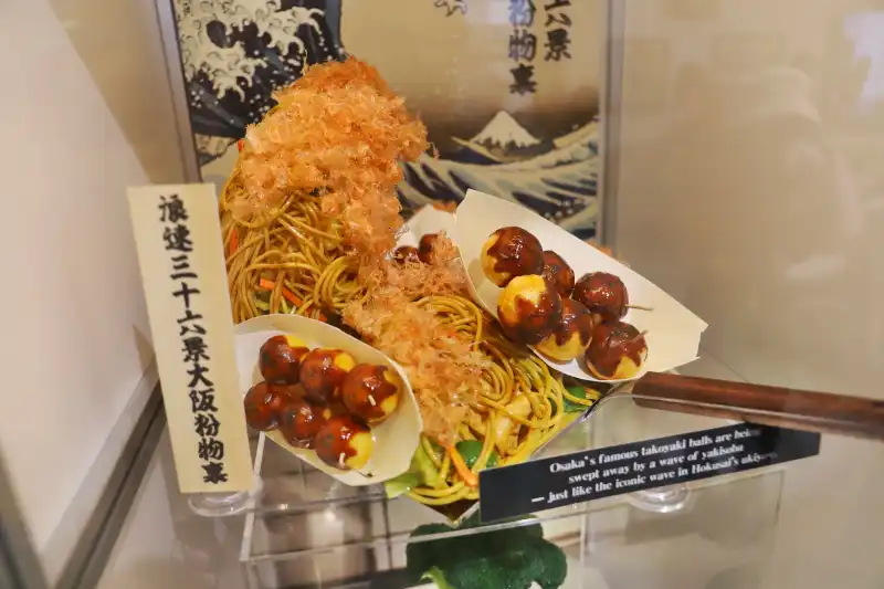 たこ焼きとかす焼きそばが映える大阪グルメの食品サンプル