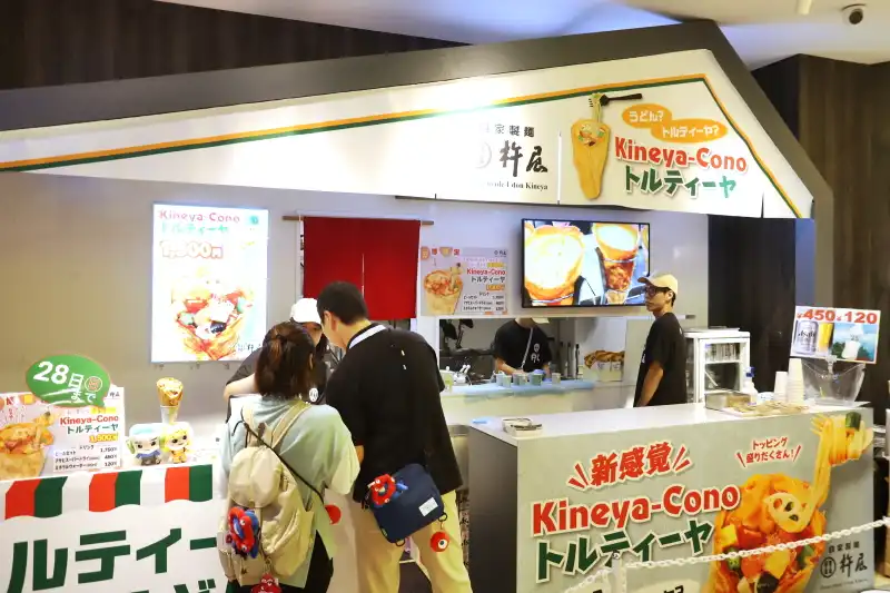 万博限定で販売する冷製うどんが珍しい杵屋のショップ
