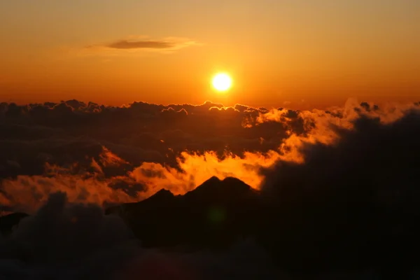 穂高連峰から眺める日の出